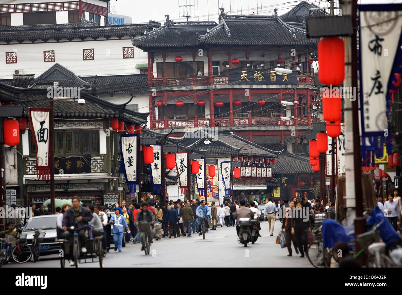 Shanghai street crowd transport hi-res stock photography and images - Alamy