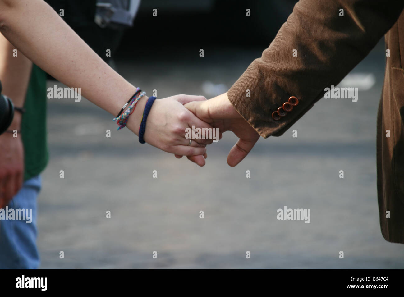 Teen couple walking holding hands hi-res stock photography and images ...