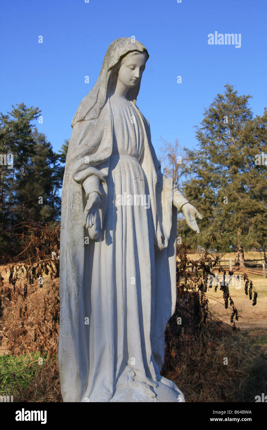 Statue of mary hi-res stock photography and images - Alamy