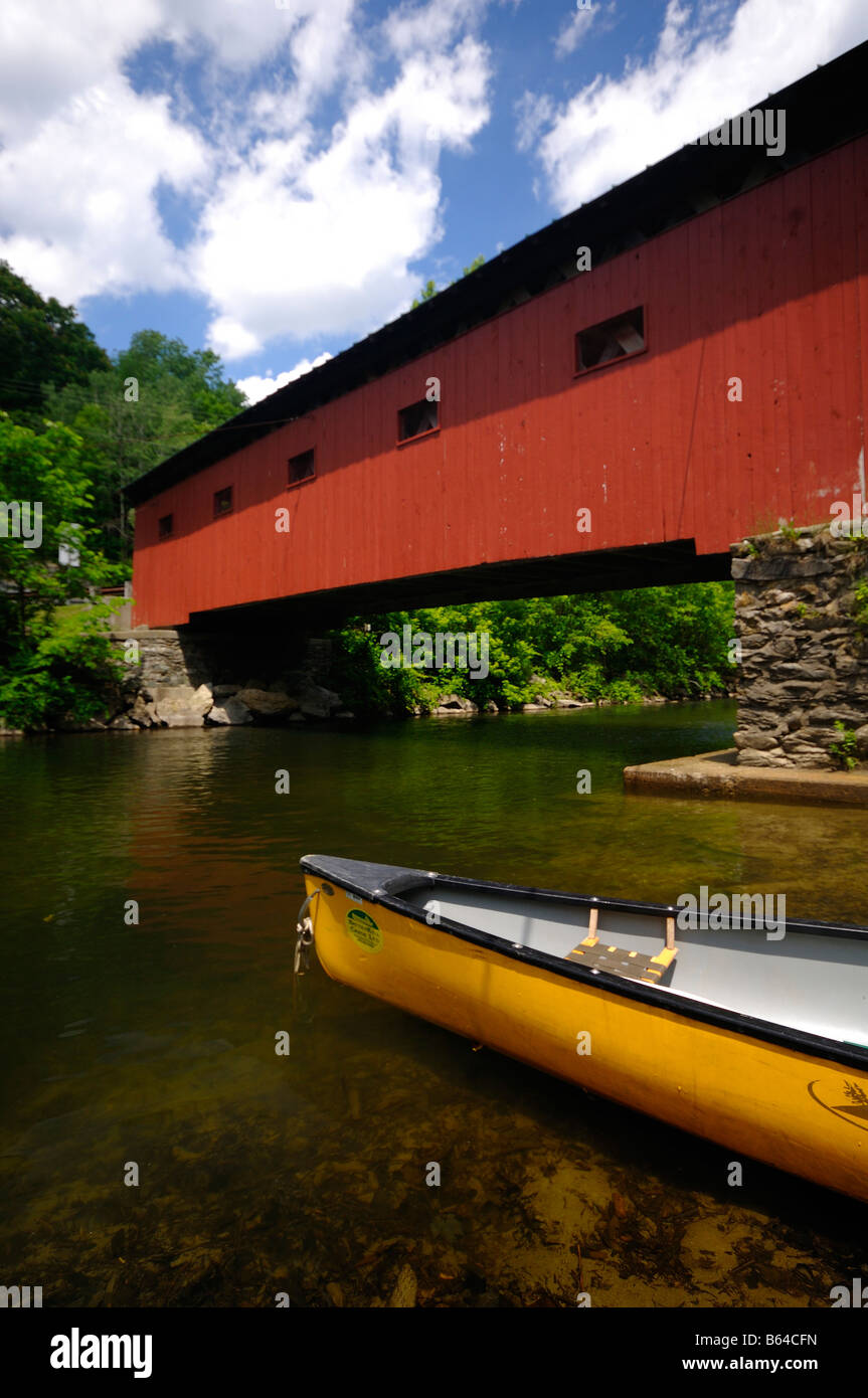 Red Covered Bridge Battenkill river Vermont Stock Photo