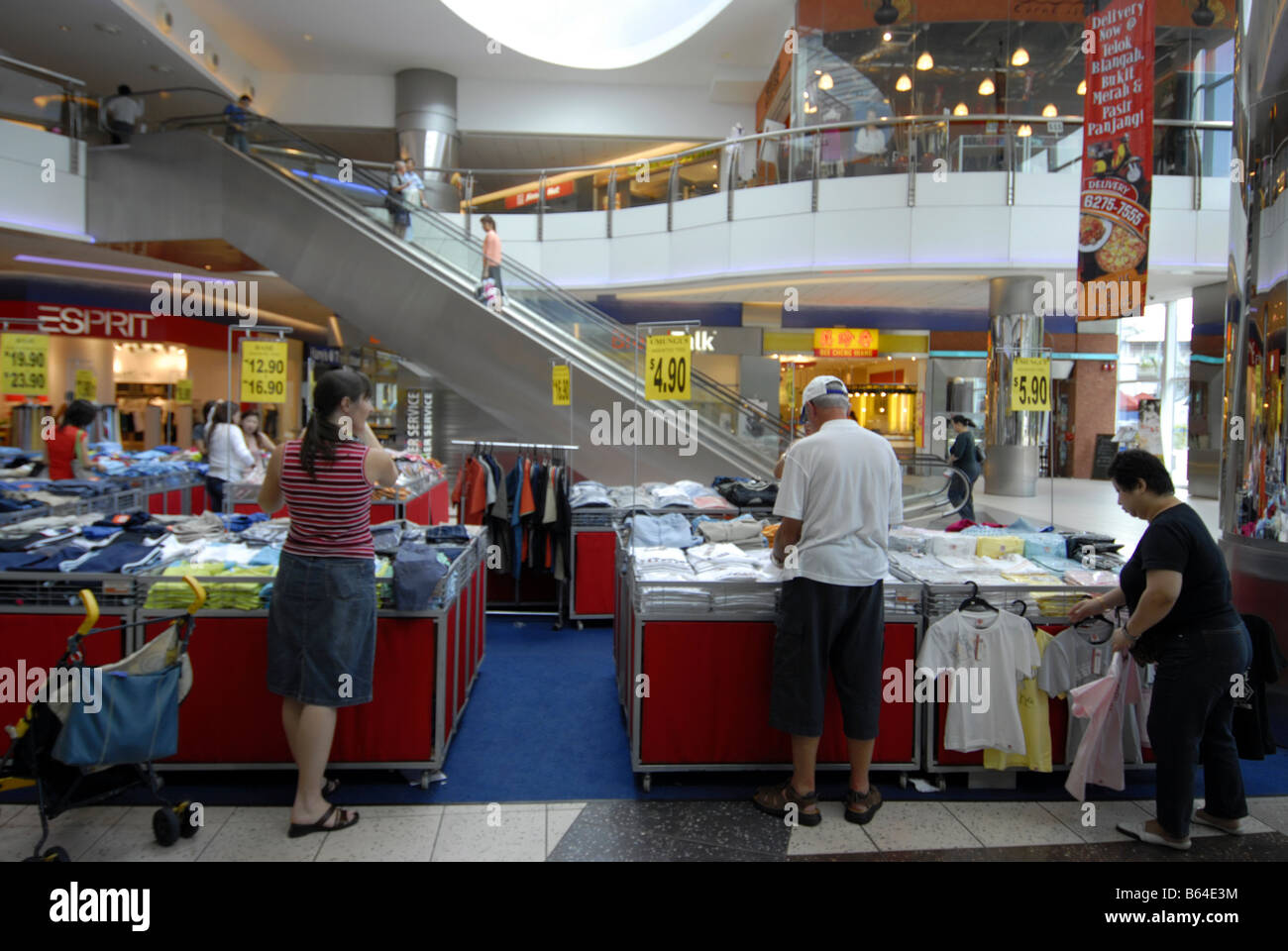 A SHOPPING MALL IN SINGAPORE Stock Photo - Alamy