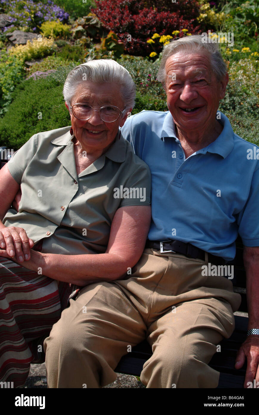 Portrait of an elderly couple sitting on a bench together Stock Photo ...