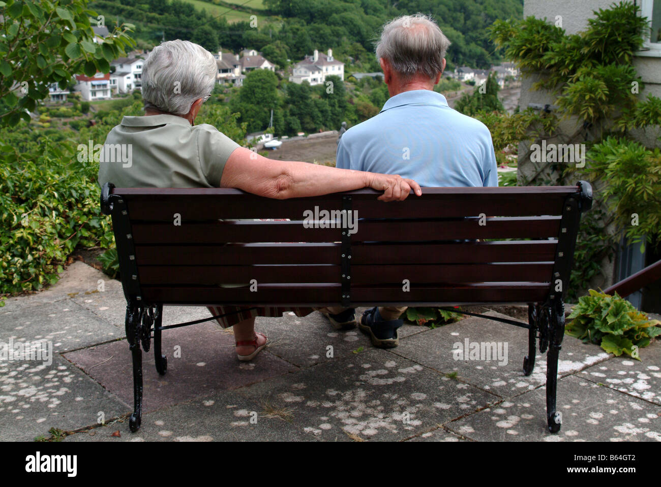 Back view of an elderly couple sitting on a bench Stock Photo - Alamy