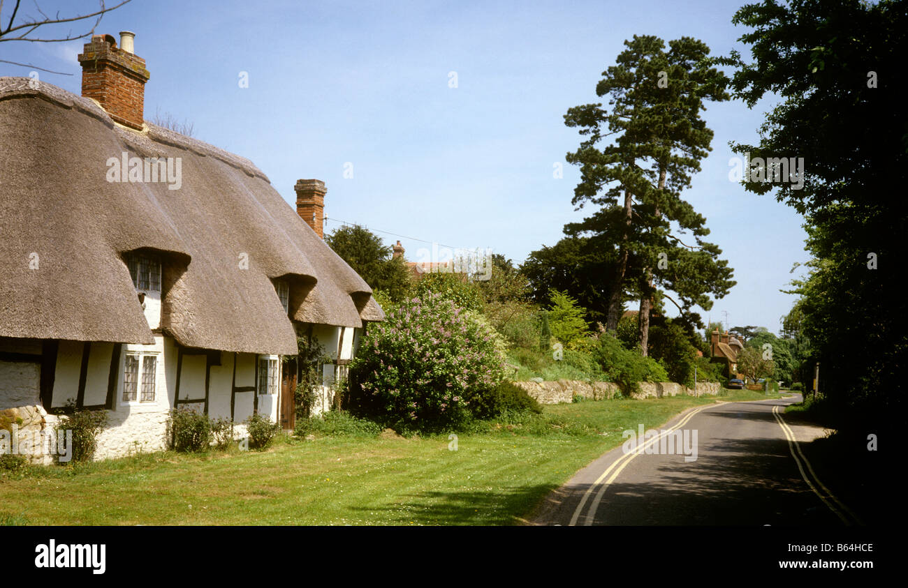 UK England Oxfordshire Clifton Hampden thatched cottages in quiet country lane Stock Photo