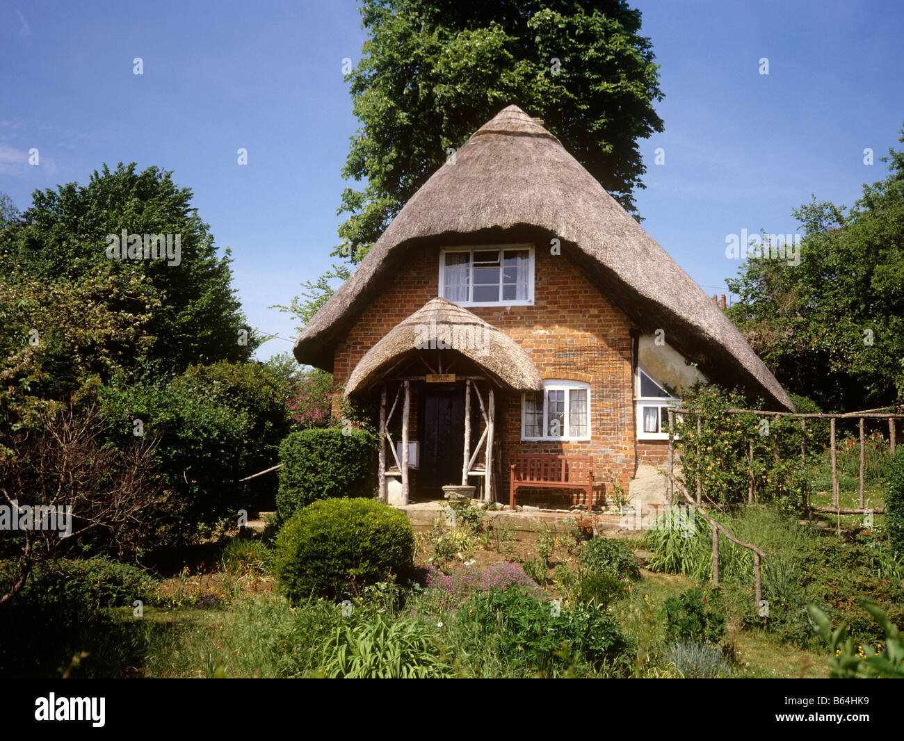 UK England Oxfordshire Clifton Hampden thatched cottage Stock Photo
