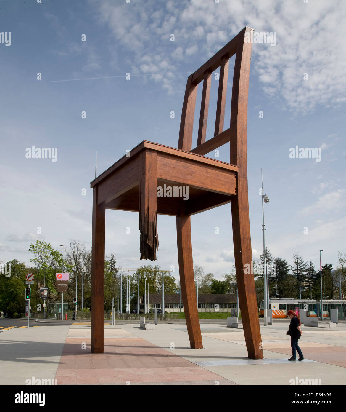 Genf, Kunstobjekt 'BROKEN CHAIR' von Daniel Berset 1997, Installation zur Unterstützung des Verbots von Minen, Minenopfer Stock Photo