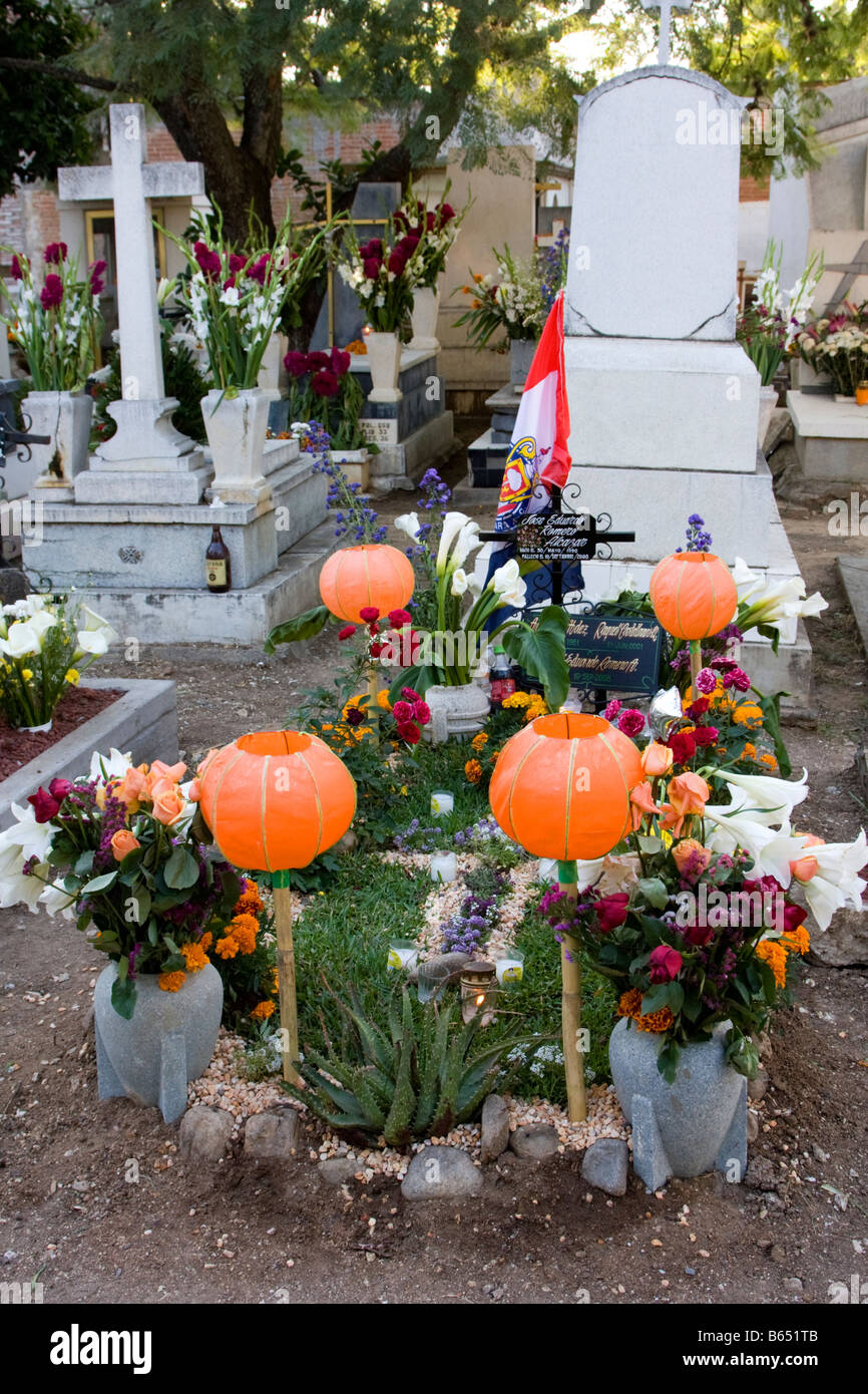 Day of the dead mexico grave hi-res stock photography and images - Alamy