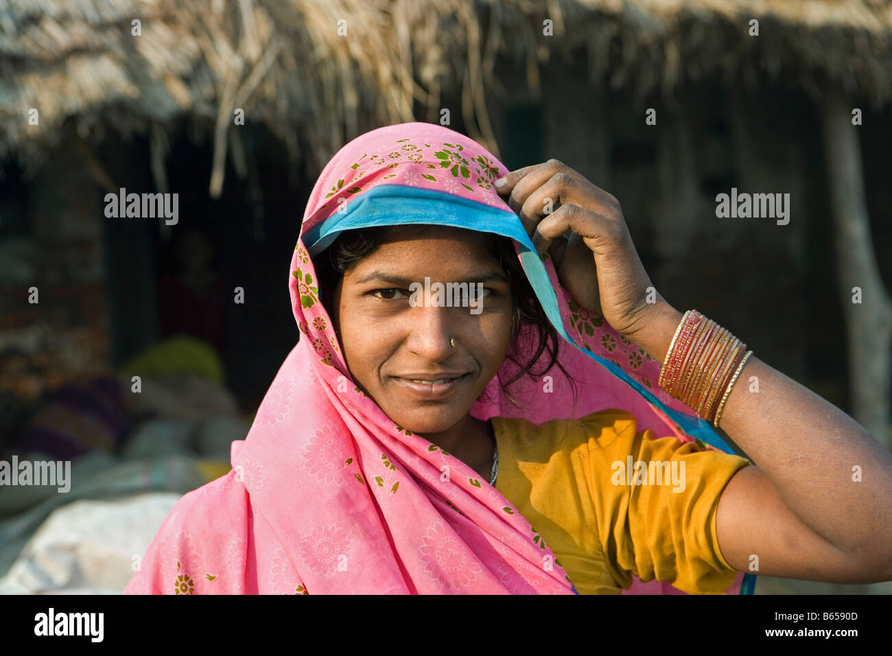 India, Lucknow, Uttar Pradesh, Countryside near Rae Bareli, Woman wearing s...