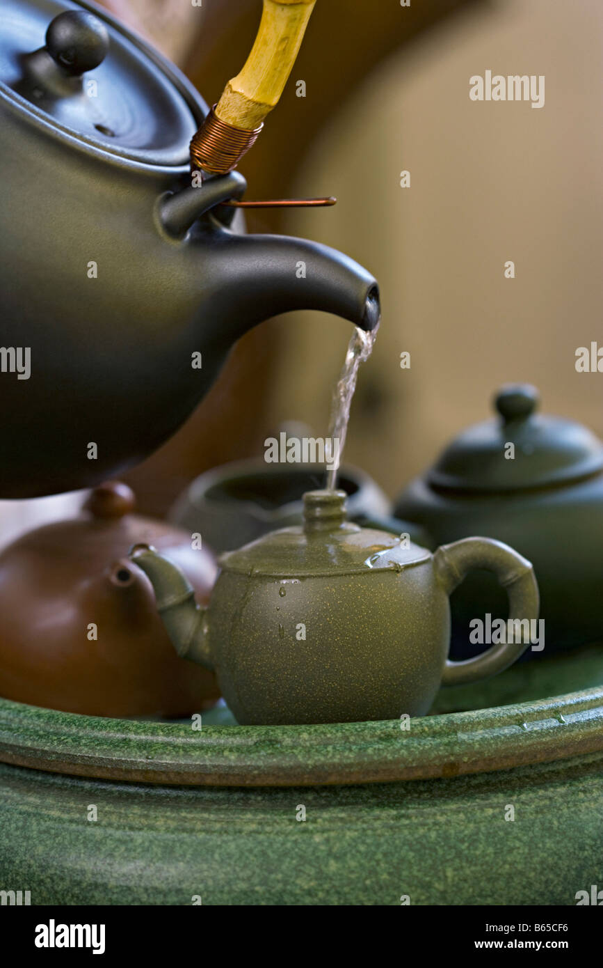 https://c8.alamy.com/comp/B65CF6/chinese-tea-ceremony-warming-the-brewing-pot-before-steeping-the-leaves-B65CF6.jpg