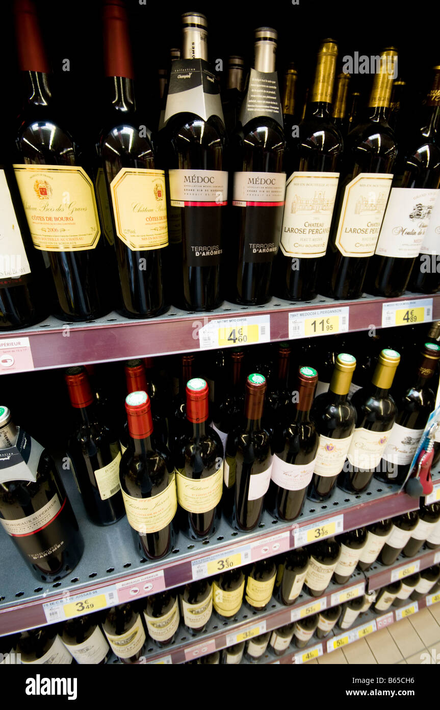 Supermarket shelves in the drinks section hires stock photography and