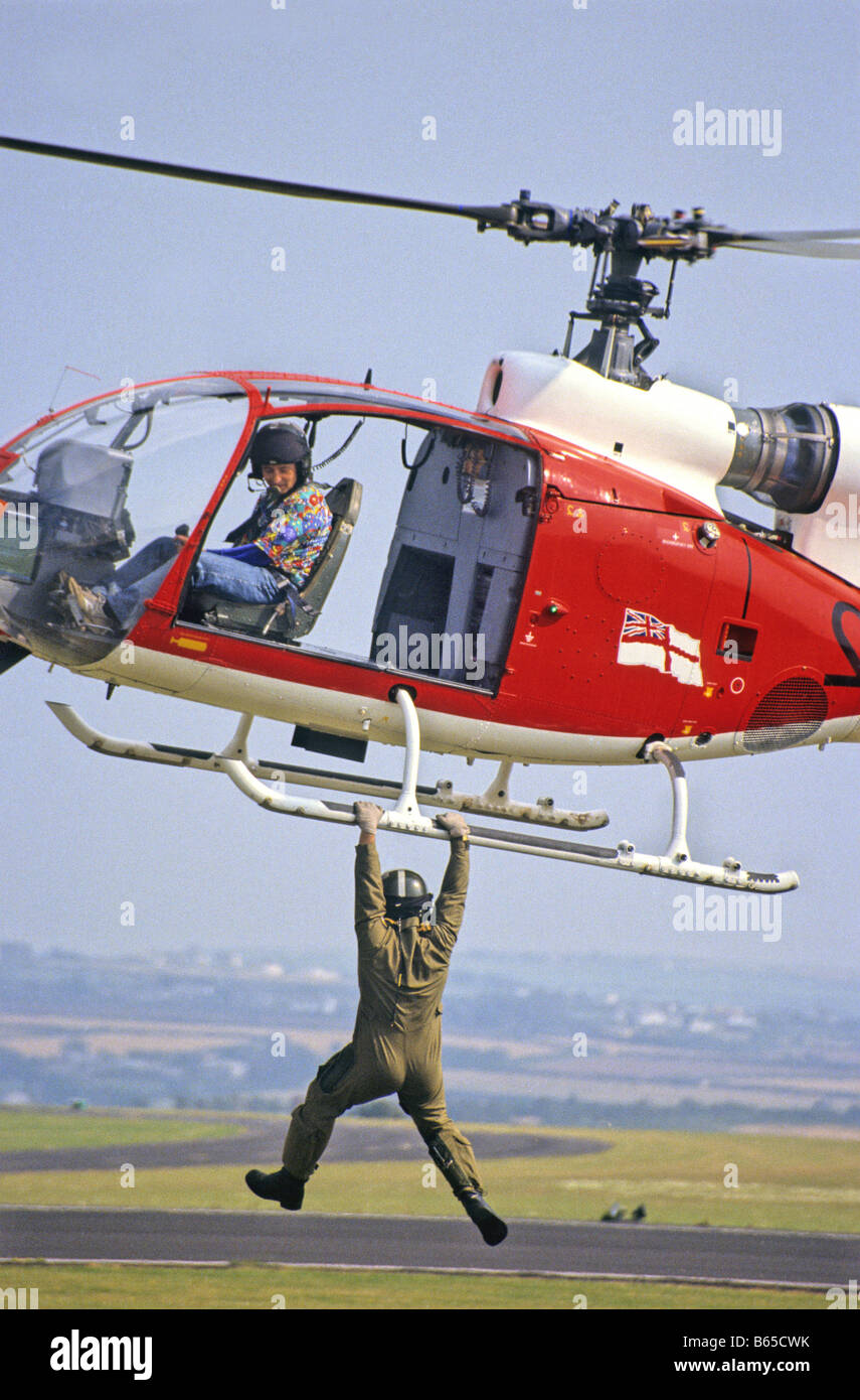 zal ik doen Bewust Bezienswaardigheden bekijken pilot stuntman hanging from Gazelle helicopter skid pad failure Stock Photo  - Alamy