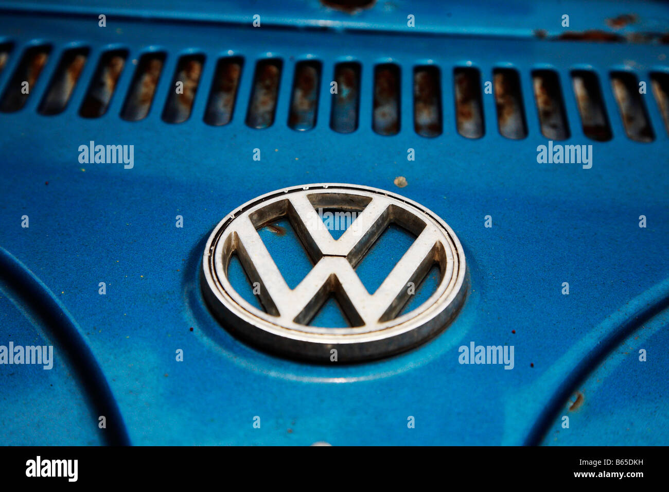 Volkswagen badge on bonnet of VW beetle car Stock Photo