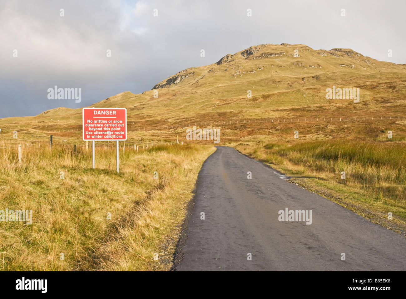 Highlands scotland road sign hi-res stock photography and images - Alamy