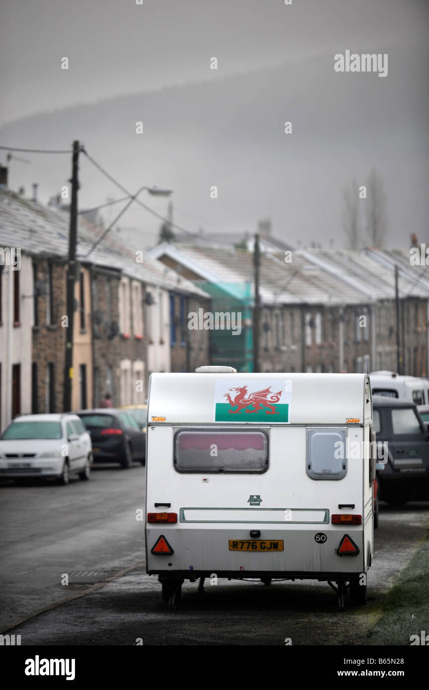 A CARAVAN WITH A WELSH FLAG PARKED ON GLANAMAN ROAD IN CWMAMAN SOUTH WALES UK Stock Photo
