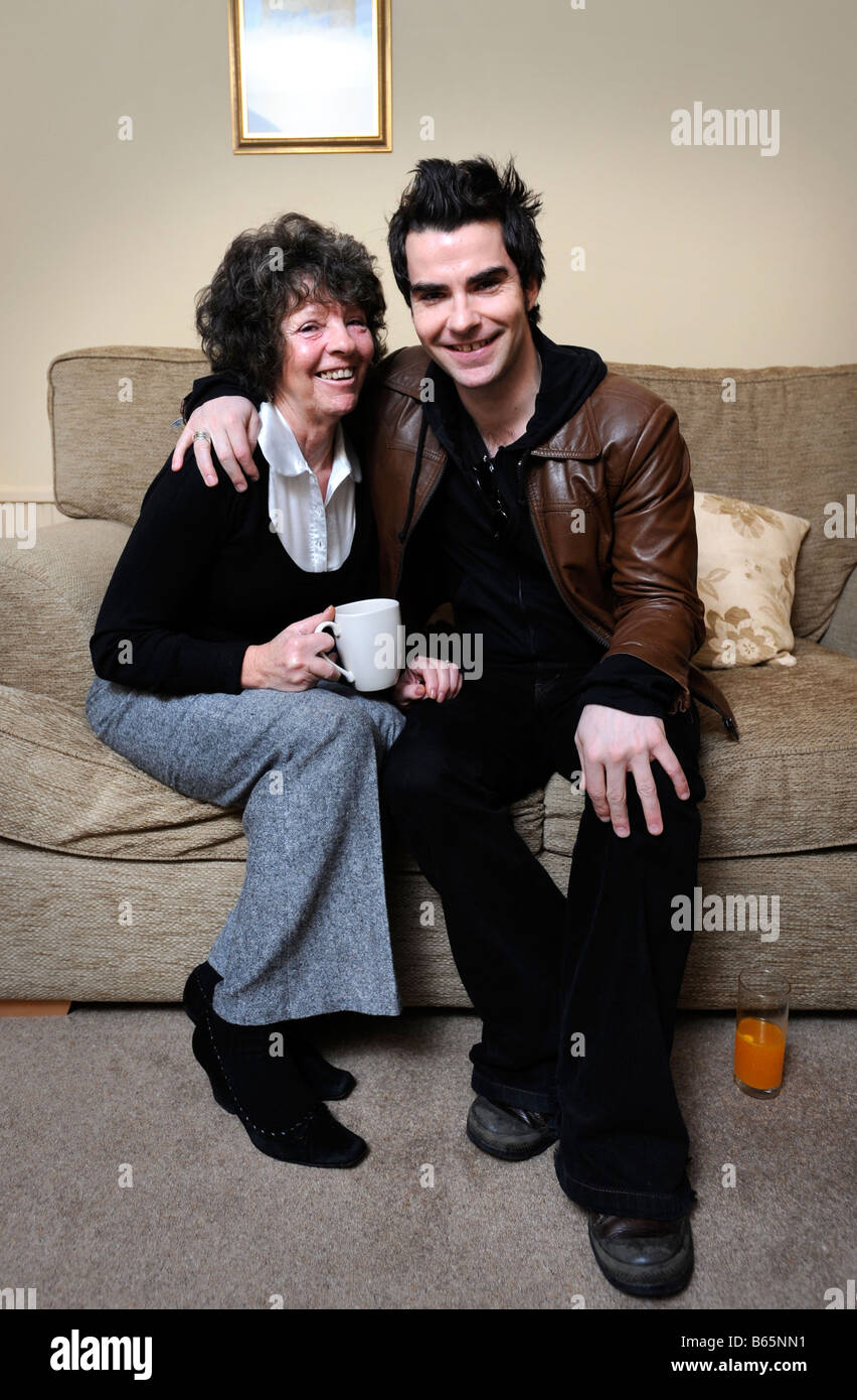 STEREOPHONICS SINGER KELLY JONES WITH HIS MUM BERYL AT THE FAMILY HOME IN CWMAMAN SOUTH WALES DEC 2007 Stock Photo