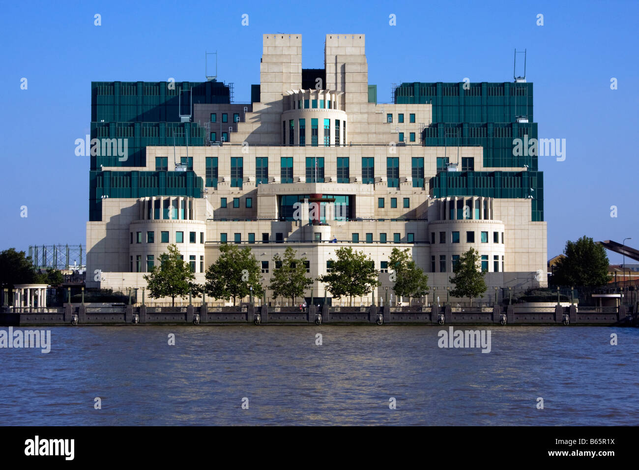 Secret Intelligence Service (MI6 or SIS) headquarters Building at Vauxhall in London, England on the River Thames Stock Photo