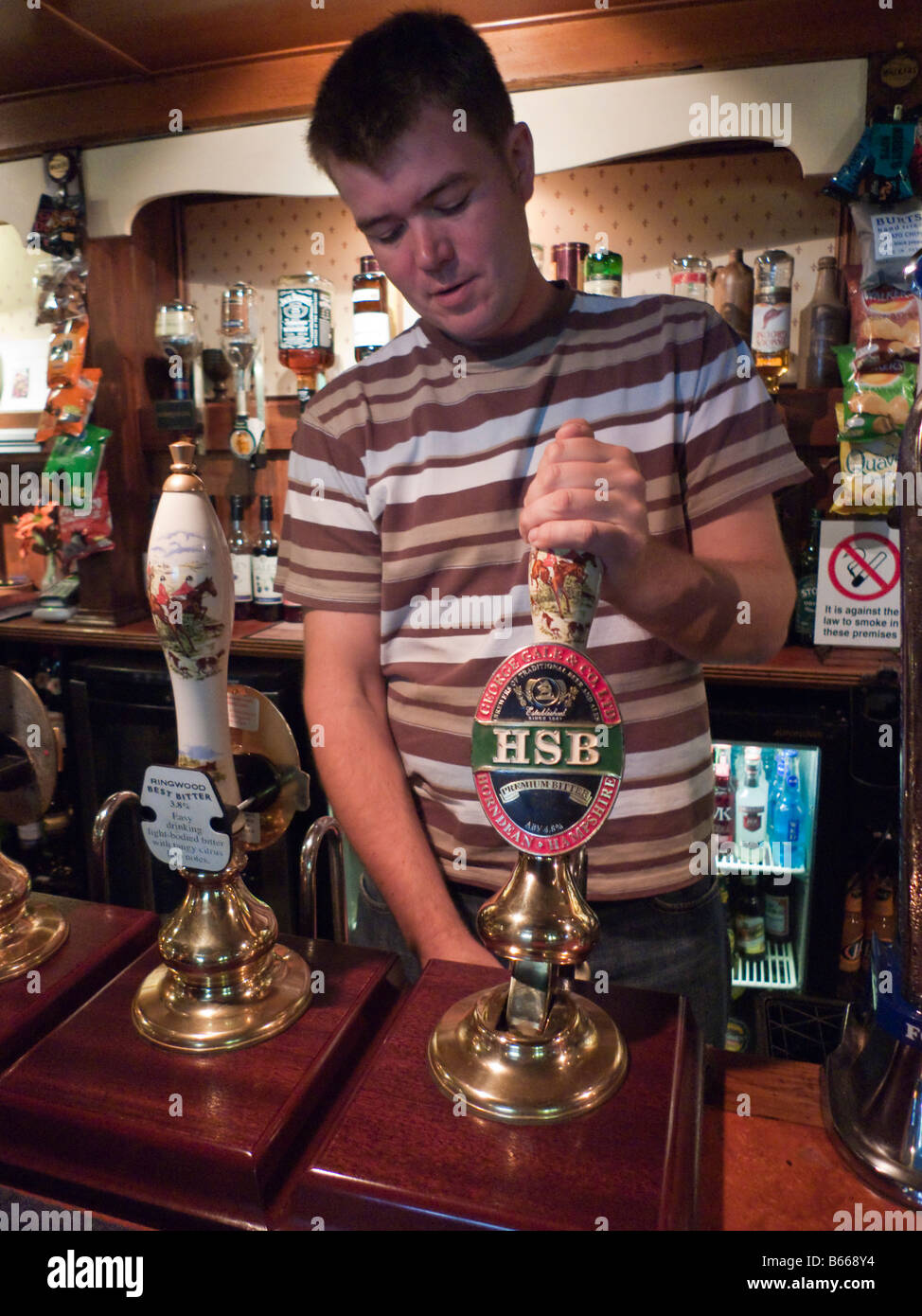 Barman pulling a pint of HSB beer at the Forest Inn Ashurst Hampshire Stock Photo
