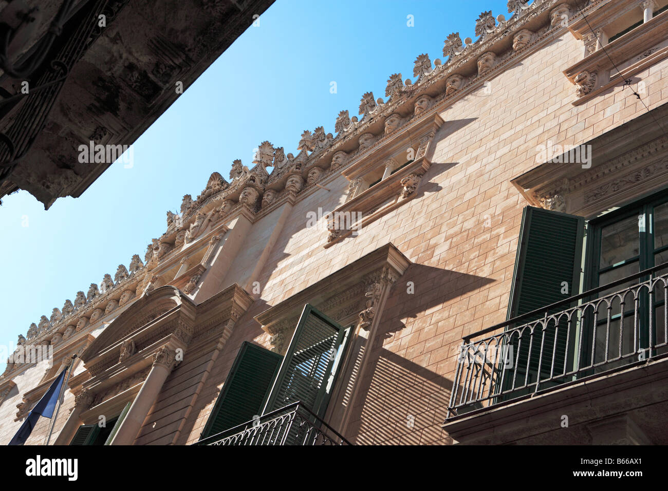 Palace facade hi-res stock photography and images - Alamy