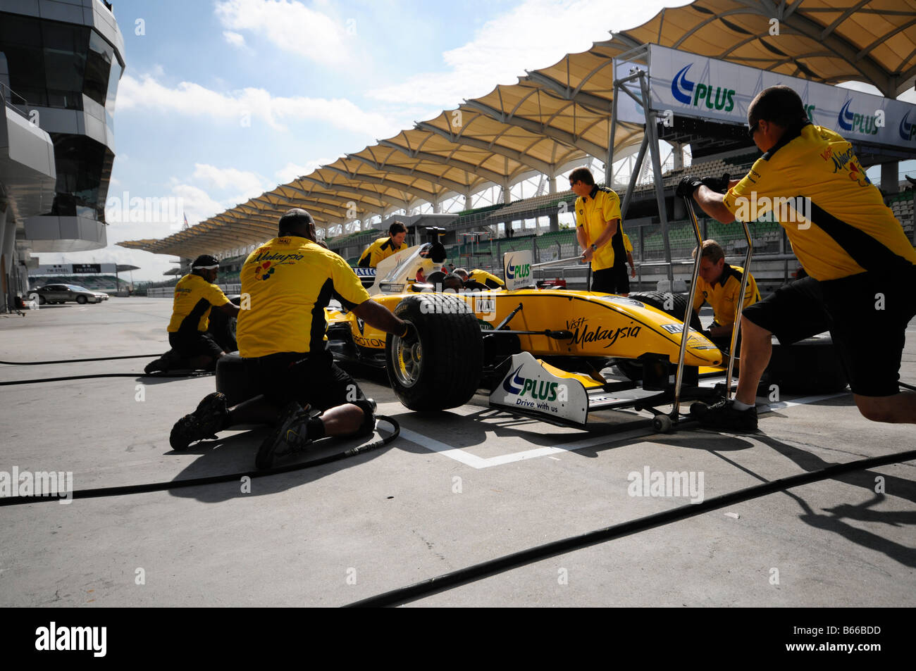 F1 tyre change hires stock photography and images Alamy