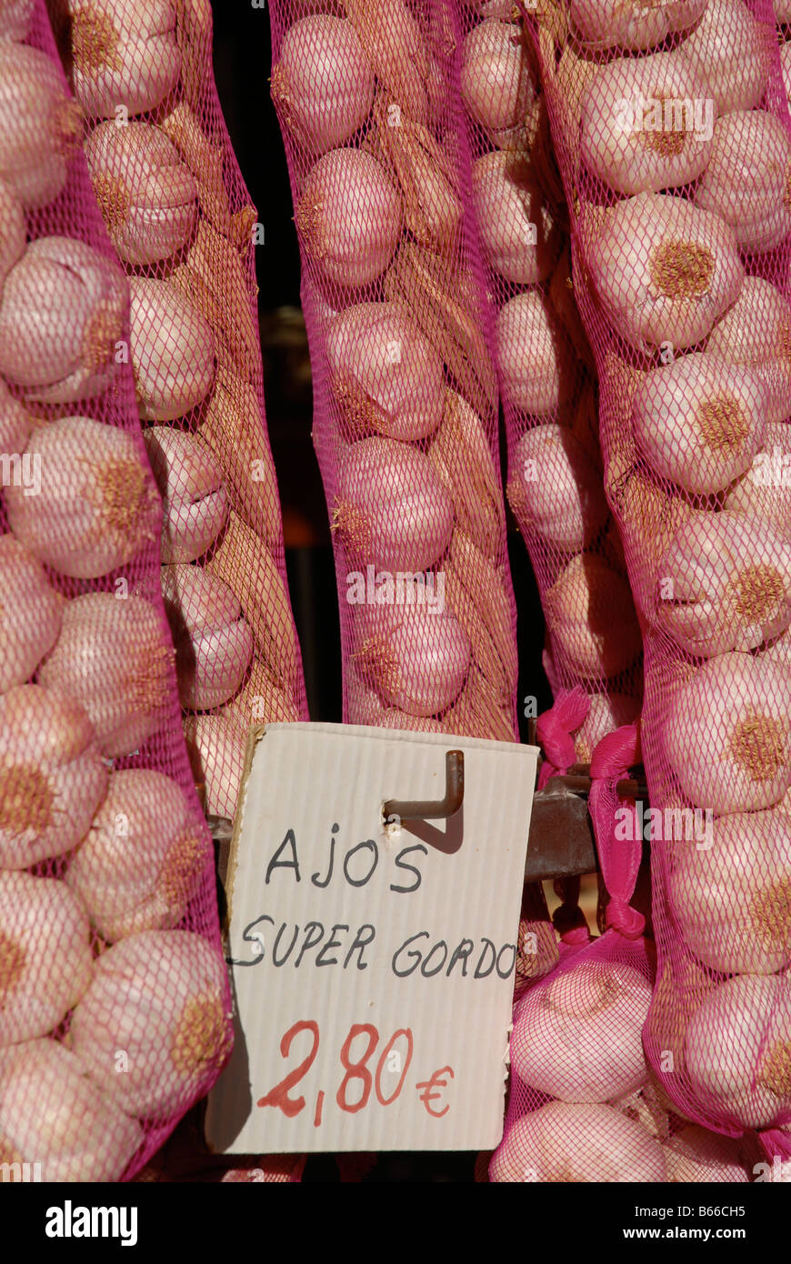 garlic for sale, Vall de Guadalest, Alicante Province, Comunidad Valenciana, Spain Stock Photo
