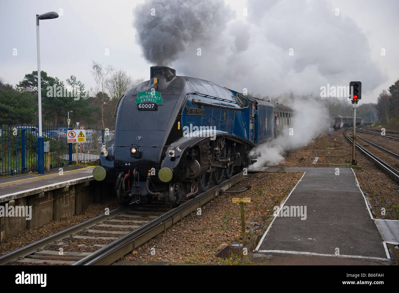 Sir Nigel Gresley hauling The Cathedrals Express to Bath and Bristol at Ascot Station UK -1 Stock Photo