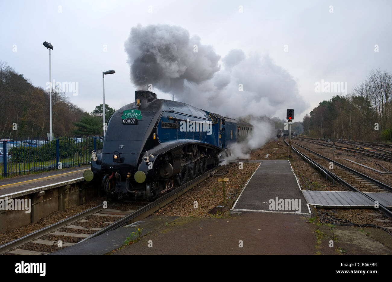 Sir Nigel Gresley hauling The Cathedrals Express to Bath and Bristol at Ascot Station UK-4 Stock Photo