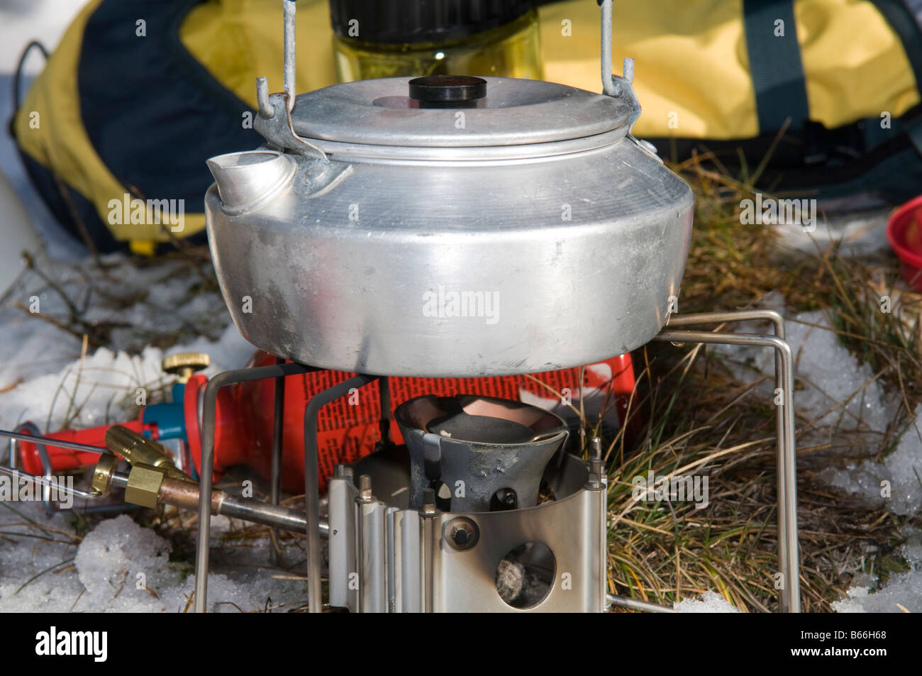 Winter hiking boiling a kettle for a brew Stock Photo Alamy