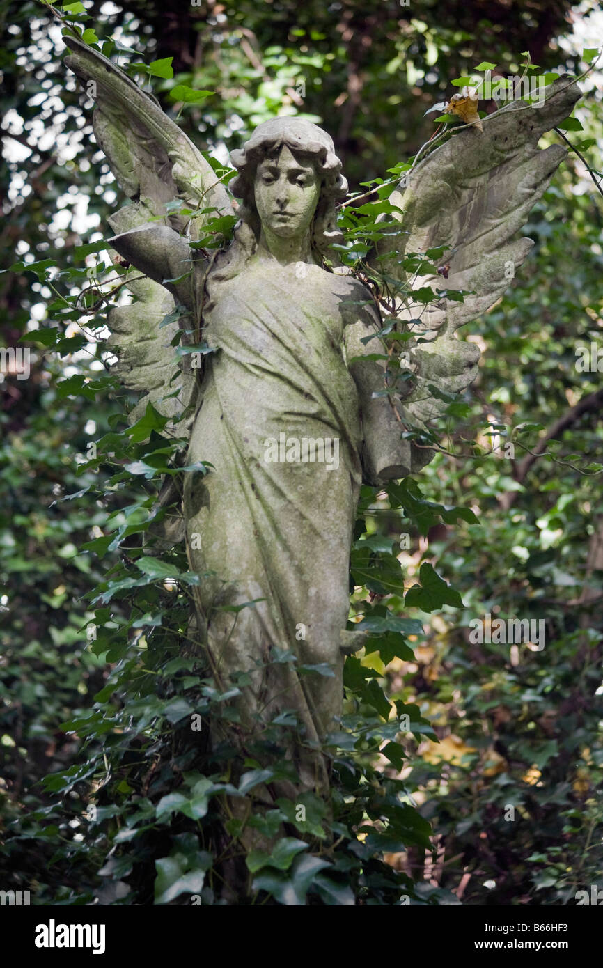 Angel statue. Nunhead Cemetery, Southwark, London, England, UK Stock Photo