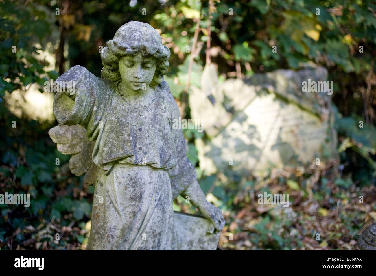 Statue of angel with broken arm. Nunhead Cemetery, Southwark, London, England, UK Stock Photo