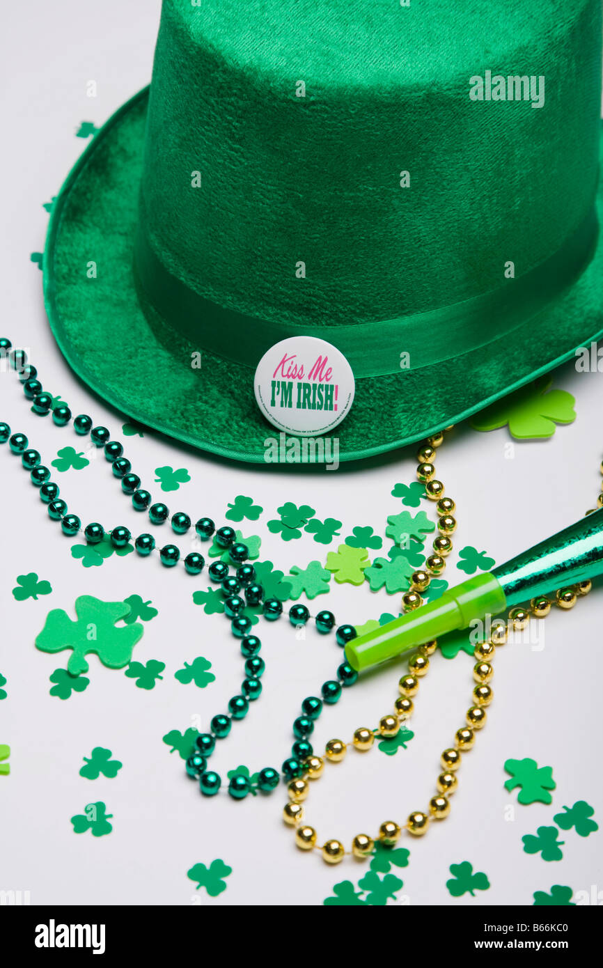 St. Patrick’s day hat, beads and shamrocks Stock Photo - Alamy