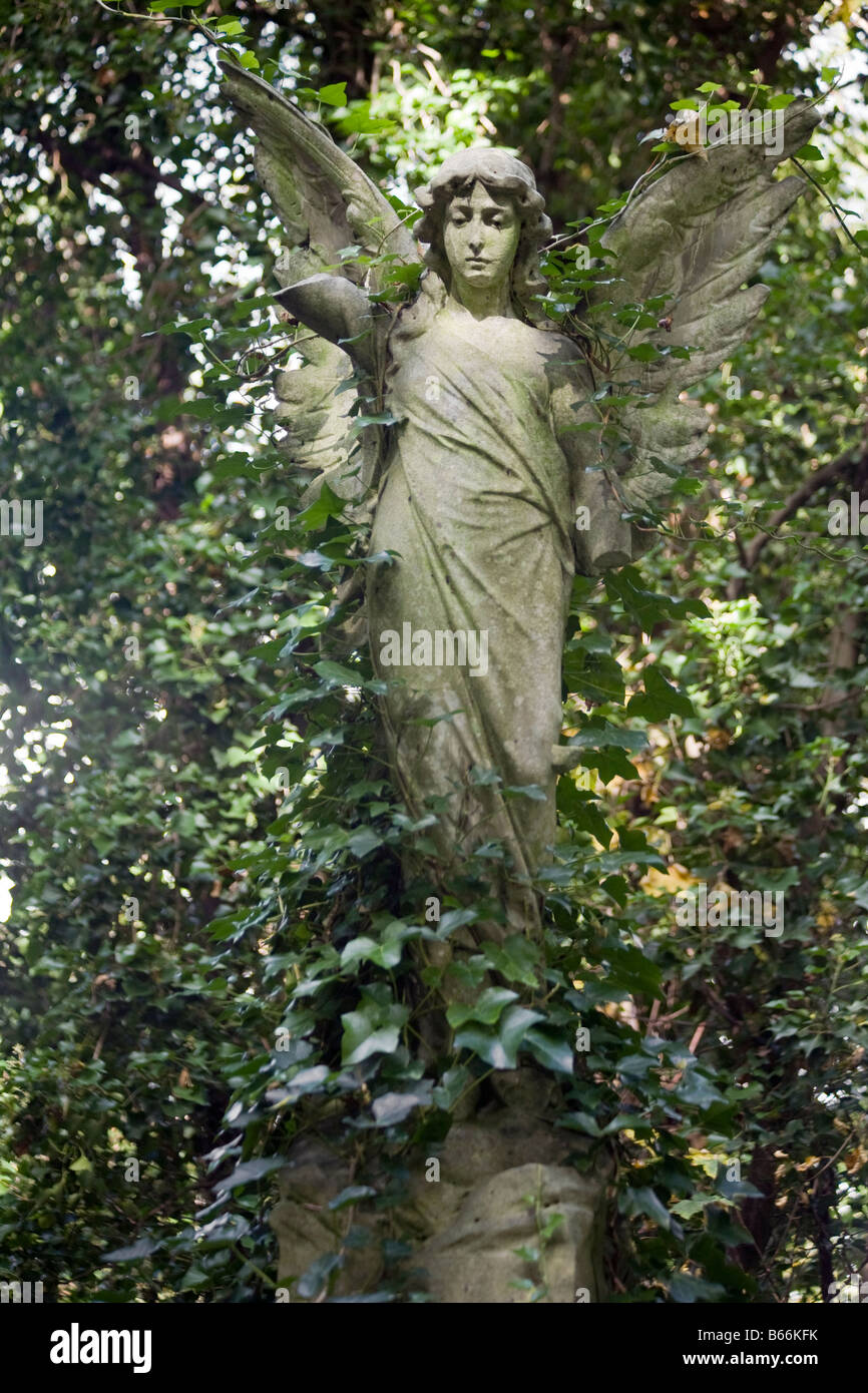 Angel statue. Nunhead Cemetery, Southwark, London, England, UK Stock Photo
