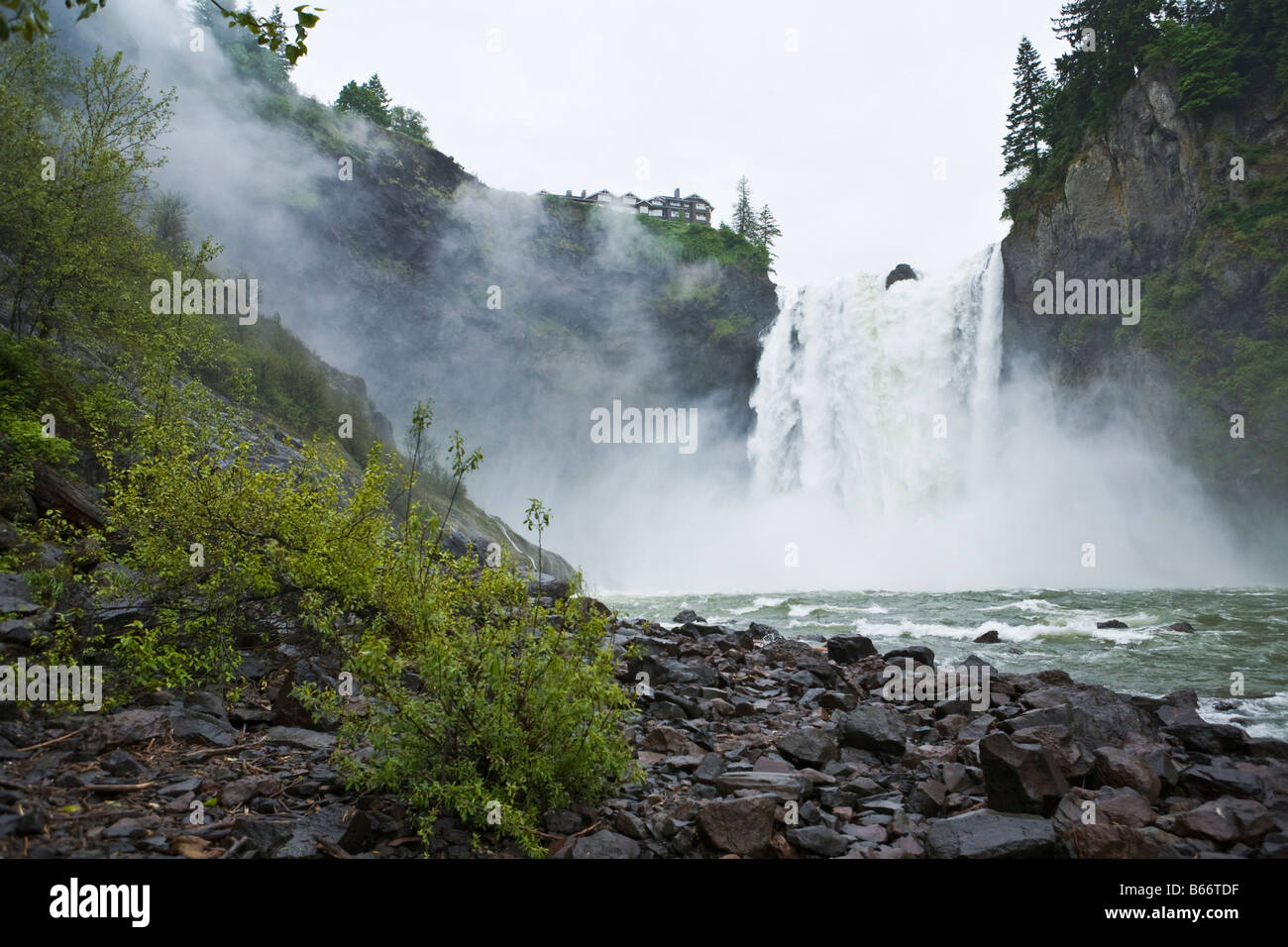 The Salish Lodge on the cliffs overlooking Snoqualmie Falls WA Stock Photo