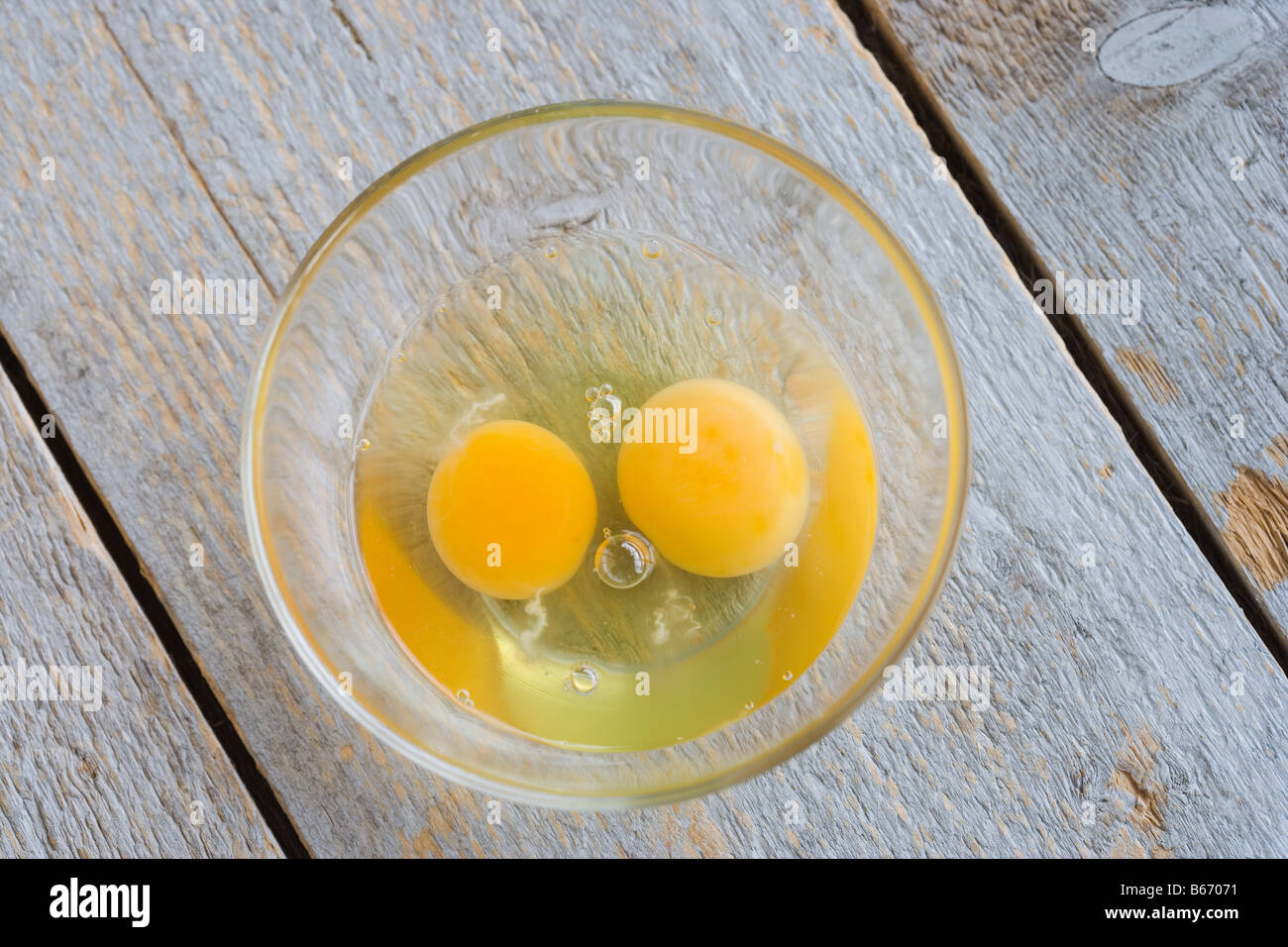Пить домашние яйца. Сырое яйцо. Тарелка для яиц. Яйца в миске. Желтки в тарелке.