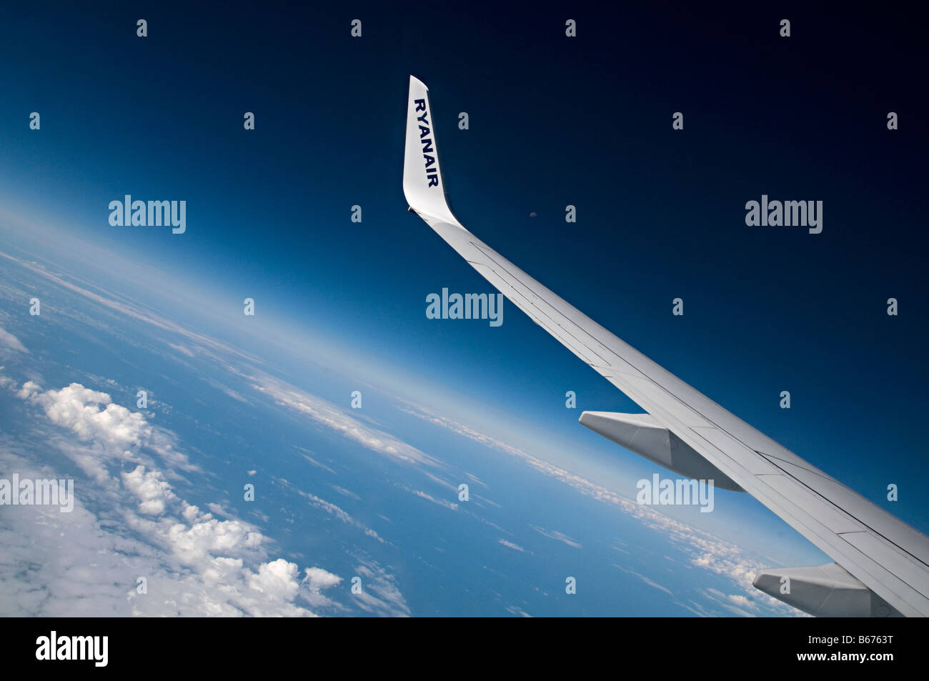 airplane-wing-in-flight-of-a-boeing-737-800-of-a-ryanair-plane-ay-stock