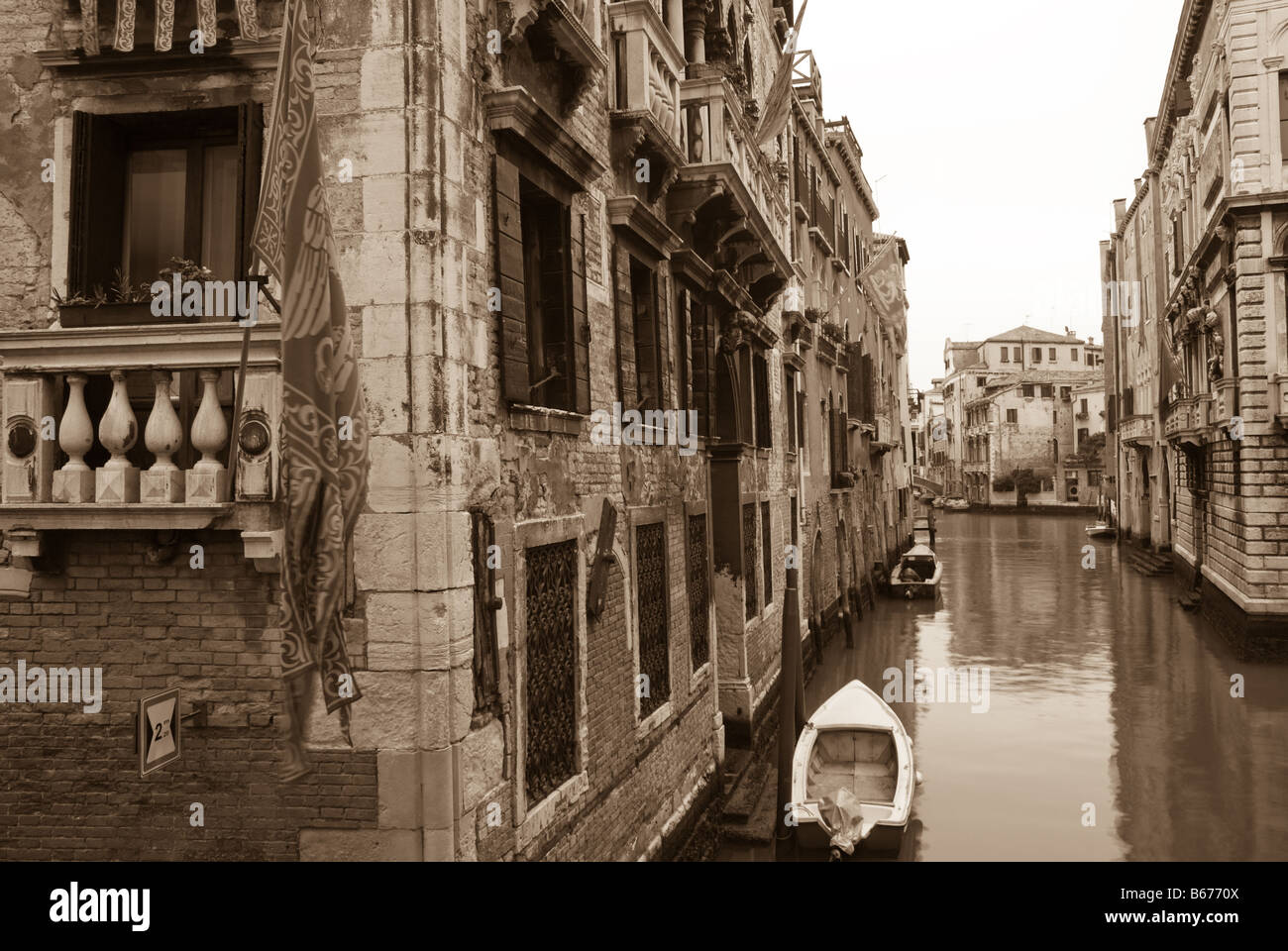 Black and white canal hi-res stock photography and images - Alamy