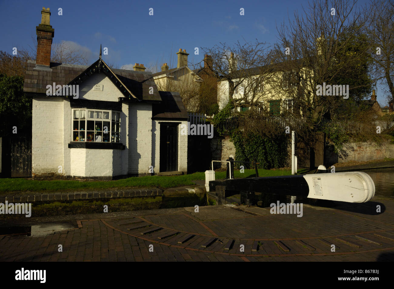 Lock and canalside cottages on the Staffordshire and Worcestershire