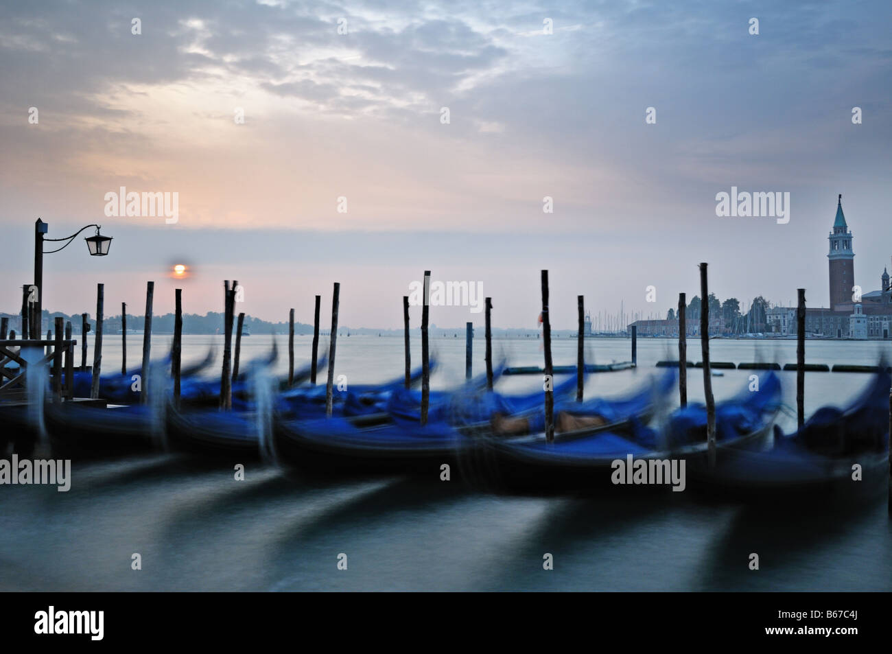 Venice empty gondola morning hi-res stock photography and images - Alamy