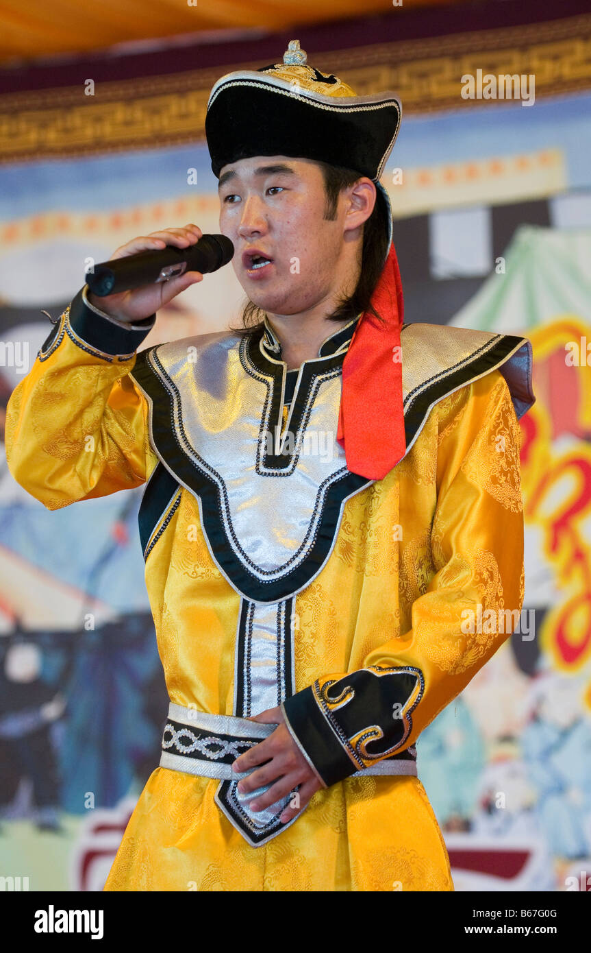 Performers in traditional Mongolian costumes entertain tourists Xiwuzhumuqinqi Inner Mongolia China Stock Photo