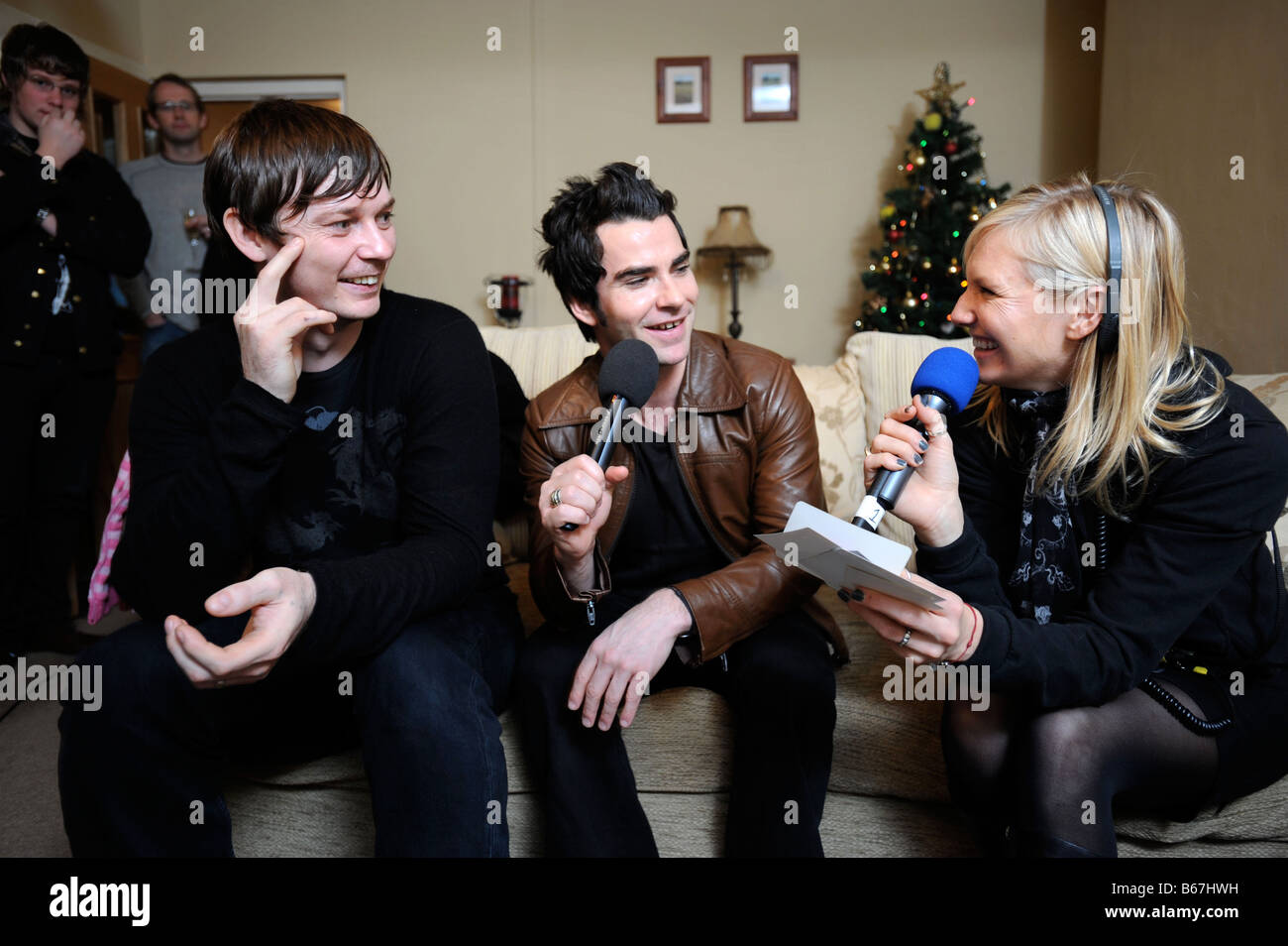 STEREOPHONICS SINGER KELLY JONES WITH BASSIST RICHARD JONES BEING INTERVIEWED BY JO WHILEY OF RADIO ONE AT THEIR FAMILY HOME IN Stock Photo