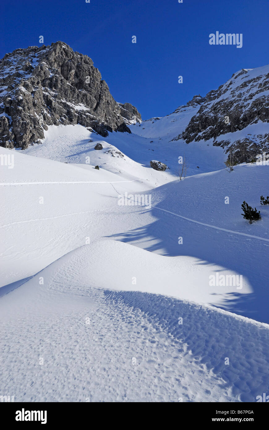 snow-covered cirque with snow dunes beneath Schafalpenkoepfe, Ochsenloch, Kleinwalsertal, Allgaeu range, Allgaeu, Vorarlberg, Au Stock Photo