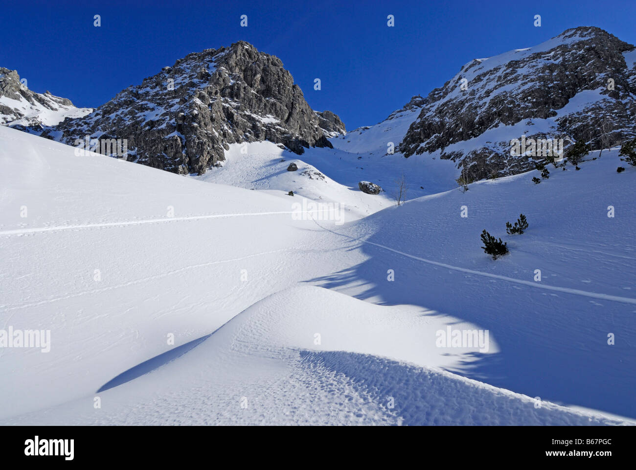 snow-covered cirque with snow dunes beneath Schafalpenkoepfe, Ochsenloch, Kleinwalsertal, Allgaeu range, Allgaeu, Vorarlberg, Au Stock Photo