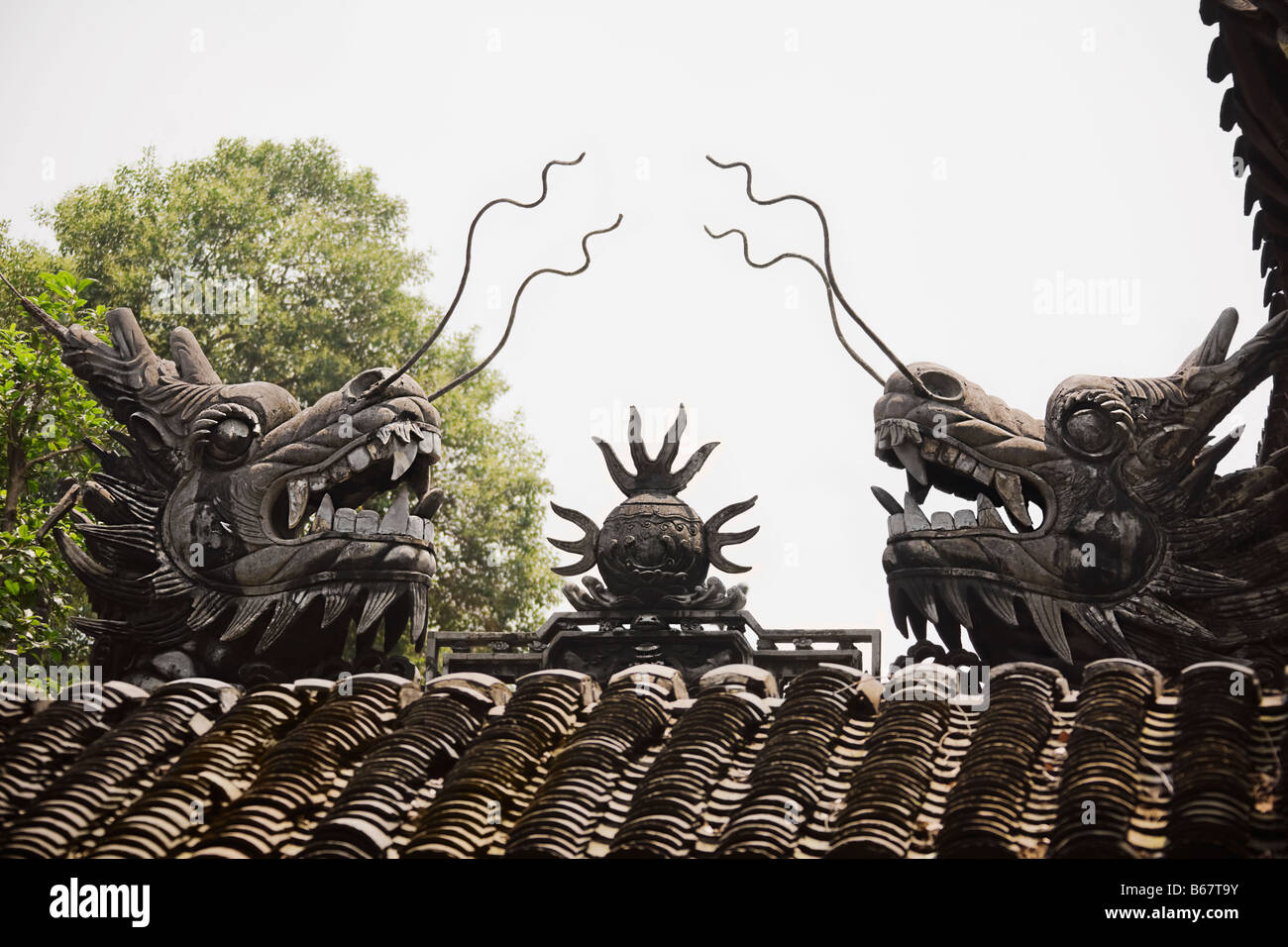 Statues of Chinese dragons on rooftop, Yu Yuan Gardens, Shanghai, China