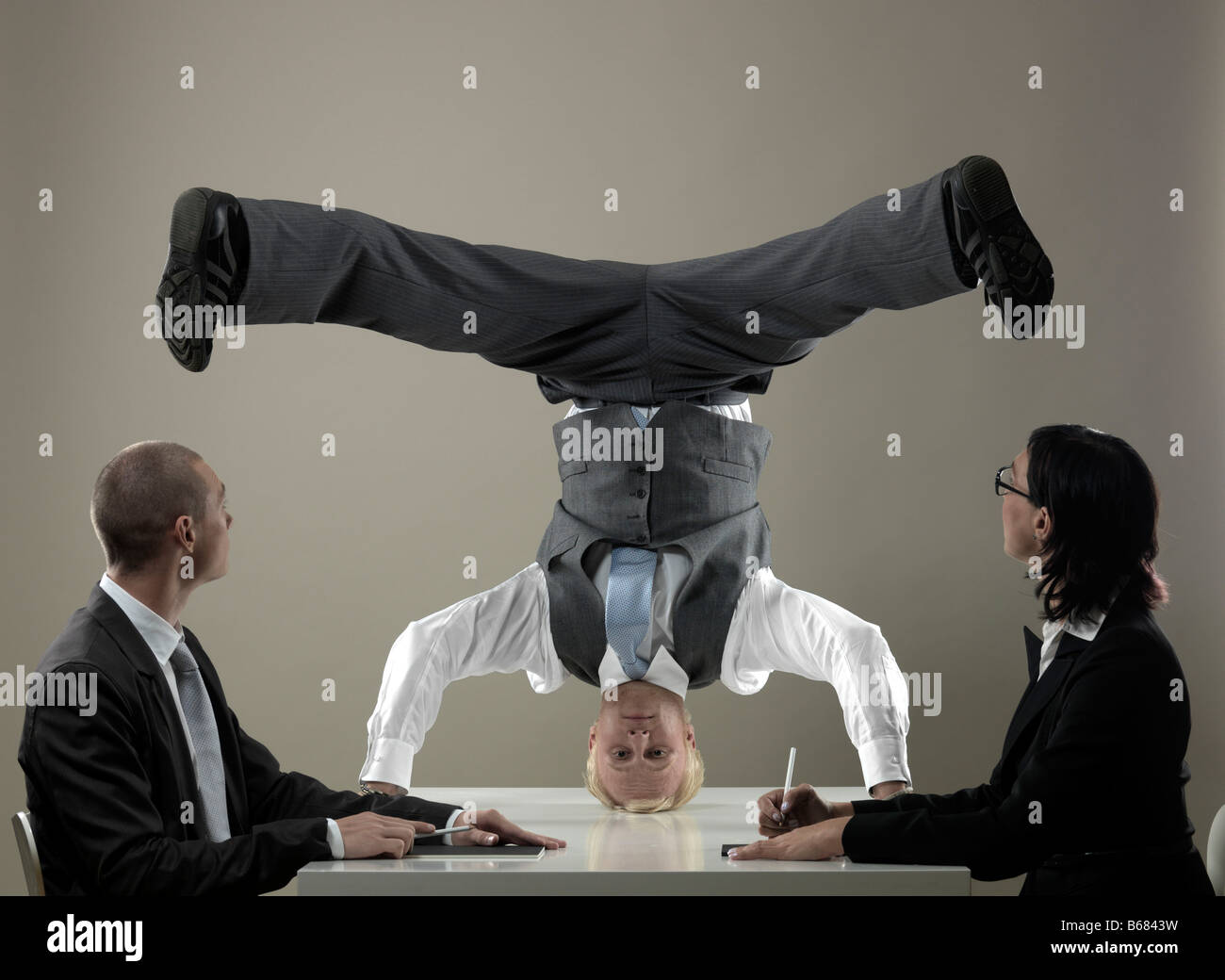 На голове стоять выражение. На голове стоять выражение. Ширшасана поза. Вверх ногами. Вниз головой.