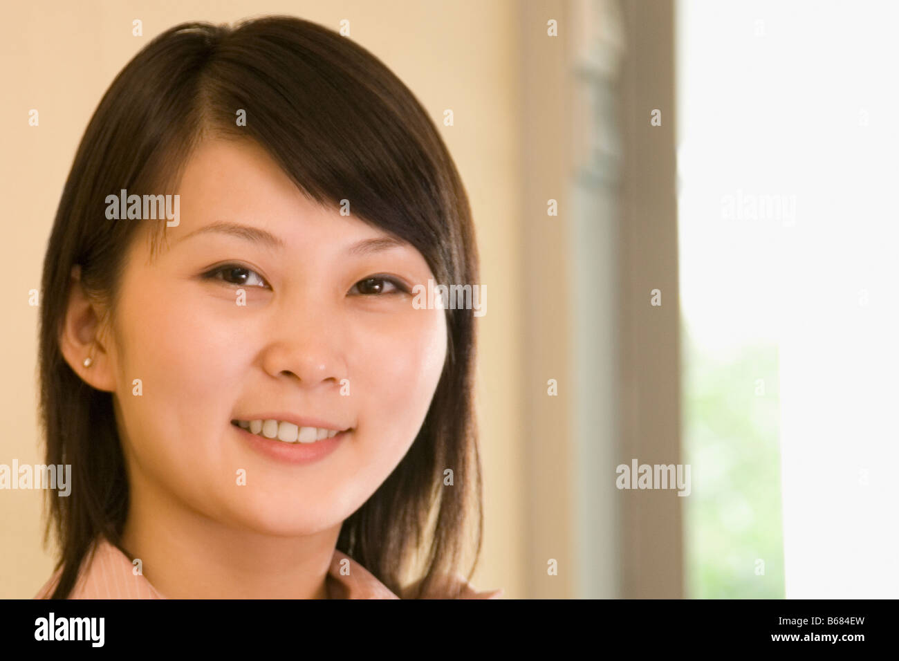 Portrait of a young woman smiling Stock Photo - Alamy