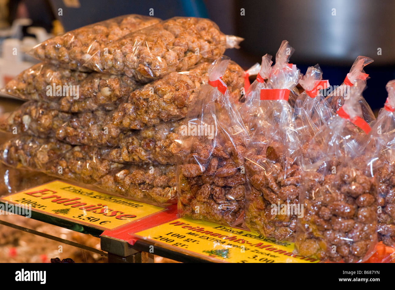 Peanuts and almonds for sale in a stall on a christmas market. Gebrannte Erdnüsse und Mandeln in einem Stand auf Weihnachtsmarkt Stock Photo