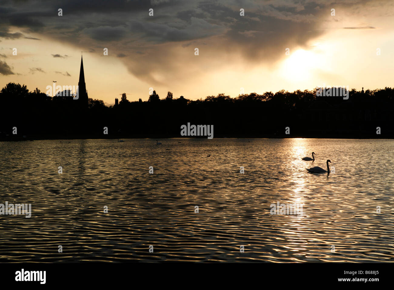 Round pond in kensington gardens hires stock photography and images