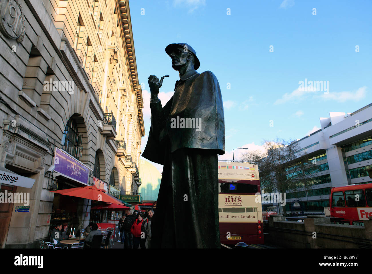 united kingdom london marylebone road a statue of sherlock holmes outside baker street underground station Stock Photo