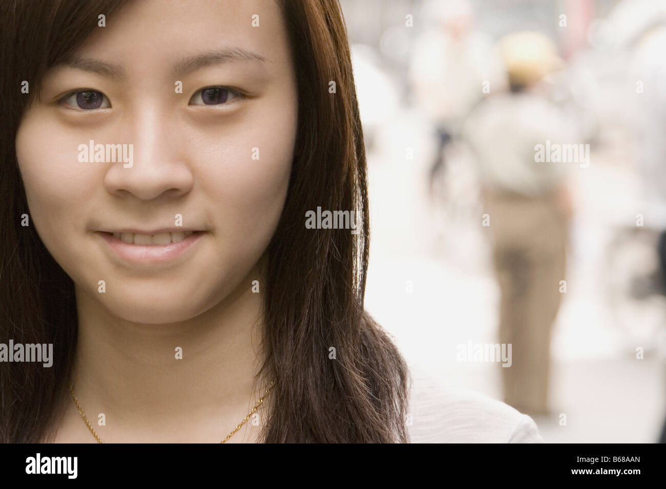 Portrait of a young woman smiling Stock Photo - Alamy