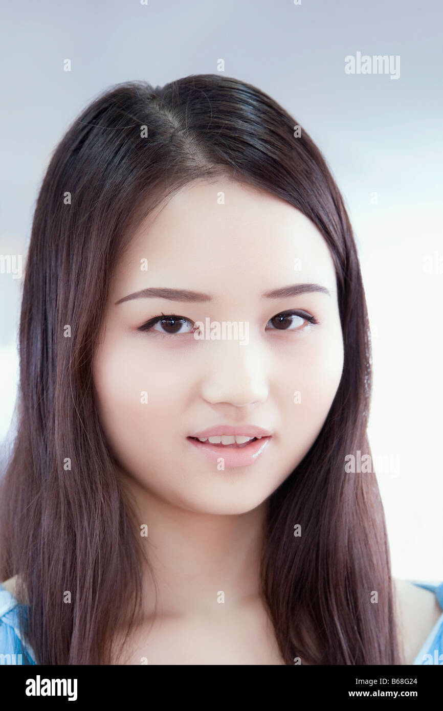 Portrait of a young woman smiling Stock Photo - Alamy