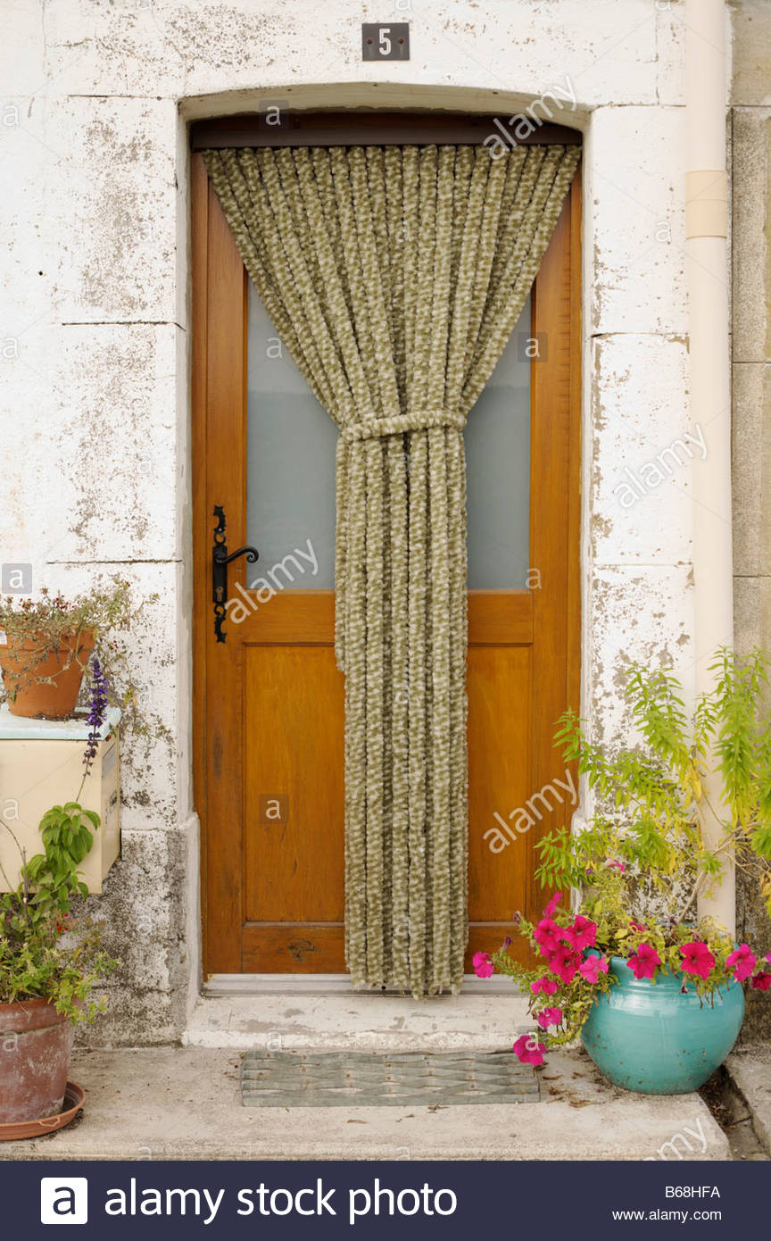door with protection curtain to keep flies outside B68HFA